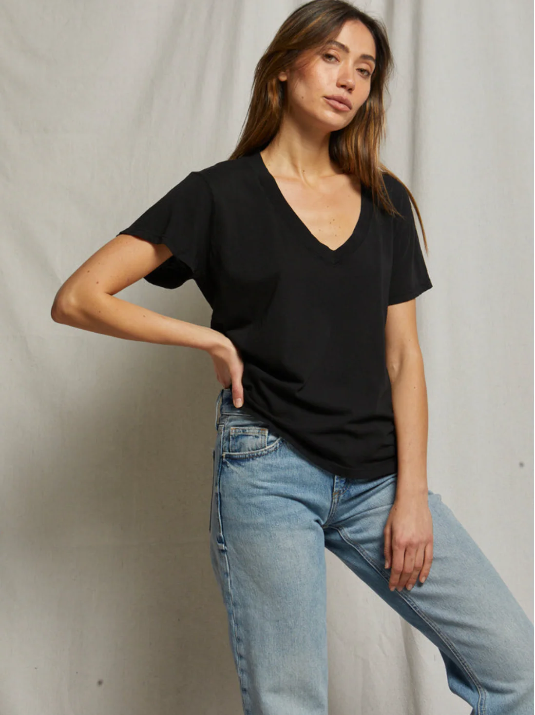 Hendrix Short Sleeve Boxy V-Neck - Image 7